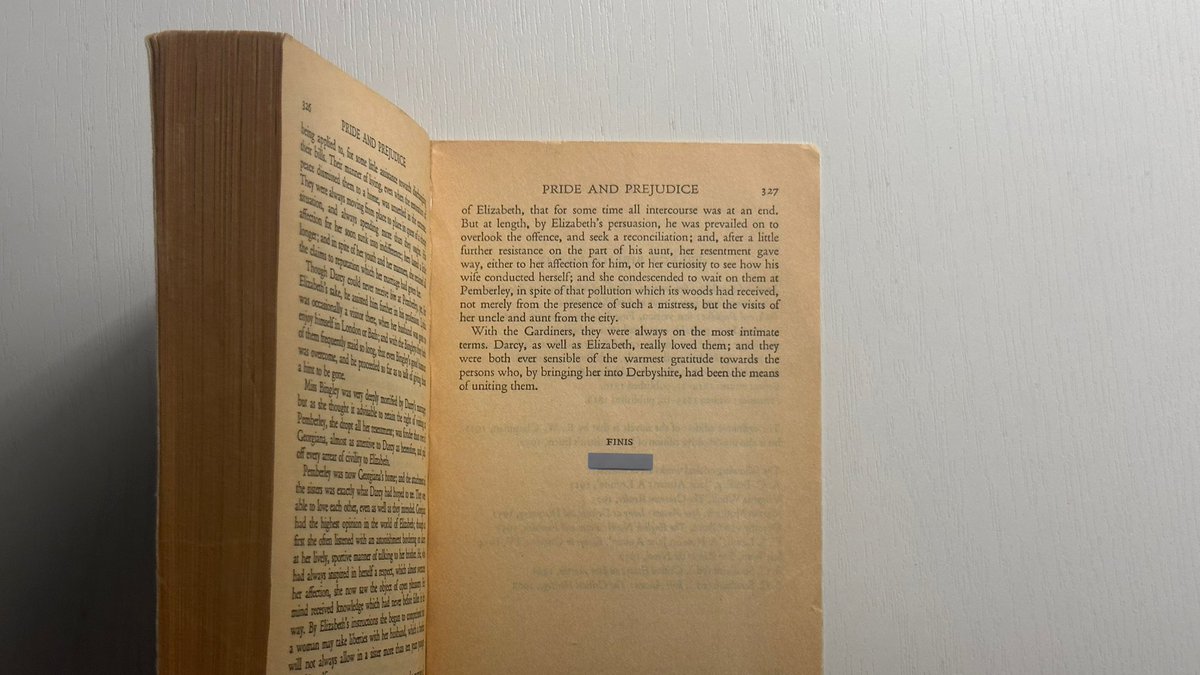 في نهاية رواية كبرياء وتحامل، تظهر كلمة Finis، وهي كلمة لاتينية تعني النهاية.

كانت هذه الكلمة شائعة في كتب القرنين الثامن عشر والتاسع عشر، لانها تعكس احترام للغة القديمة، وتستخدم كتعبير أنيق للإشارة إلى ختام القصة، وكأنها انحناءة وداع يقدمها الكاتب للقارئ.