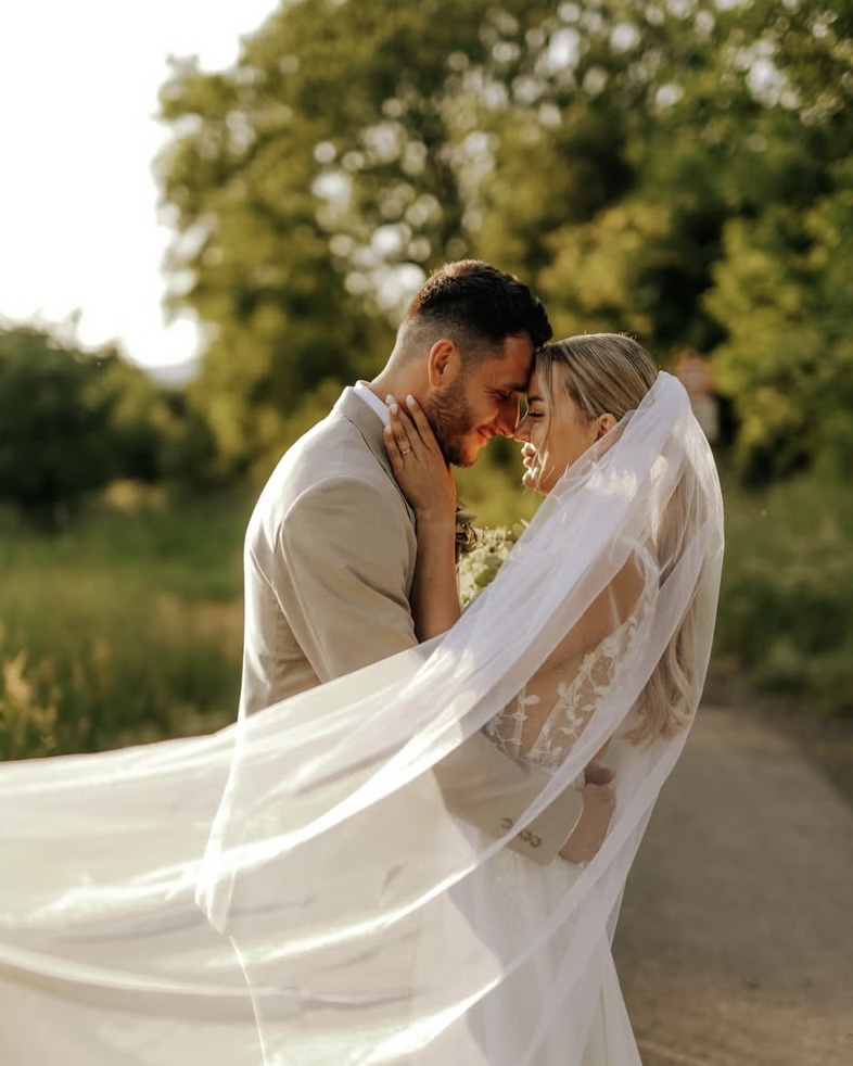 Ondřej Beránek zamířil z týmu svobodných do týmu ženatých. 💍

Ondro, gratulujeme k tomuto transferu a ať jste šťastní! 😍

#TELH | #extraliga