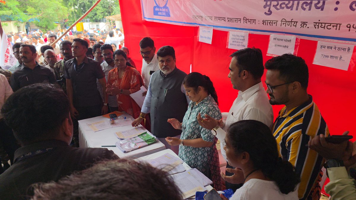 nurses_state's tweet photo. आझाद मैदान आंदोलन स्थळी मंत्री उदय जी सामंत यांची भेट 
परिचारिकांचे प्रश्न सोडवण्यासाठी शासन स्तरावर पूर्ण प्रयत्न करणार असा शब्द दिला 
त्यांचे आभार https://t.co/udFVk8ZUqr