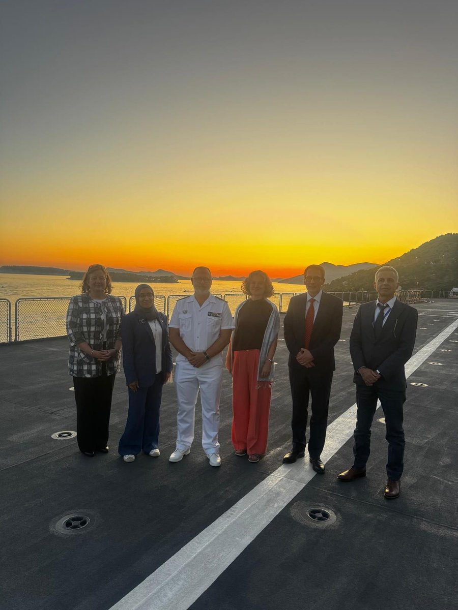 حضرت سعادة السيدة/أسماء بنت ناجي العامري حفل استقبال نظمته السفارة الفرنسية والملحق العسكري لحاملة المروحيات البرمائية DIXMUDE بمناسبة روسوها في مدينة دوبروفنيك، وذلك يوم الاحد الموافق 12 يوليو 2025. 

#MOFA #الخارجية_القطرية