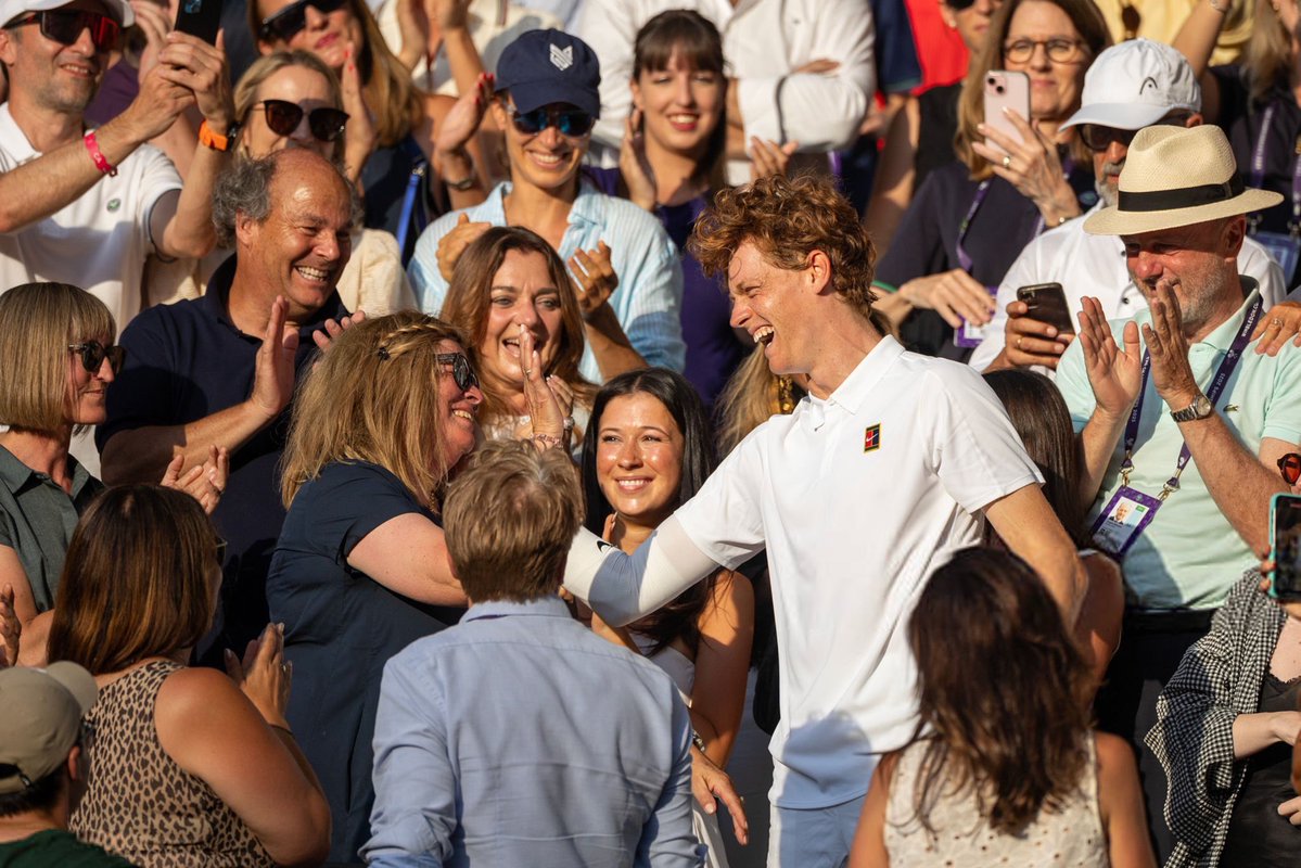 SinnerFrance's tweet image. 🎙️JS : « Ma mère est arrivée à Londres ce matin-là juste pour assister à la finale, et cela signifiait beaucoup pour moi. Elle était ravie de voir son fils jouer sur le court central de Wimbledon, et j'étais ravi de les voir dans les loges.
Bien sûr, il y avait beaucoup de…