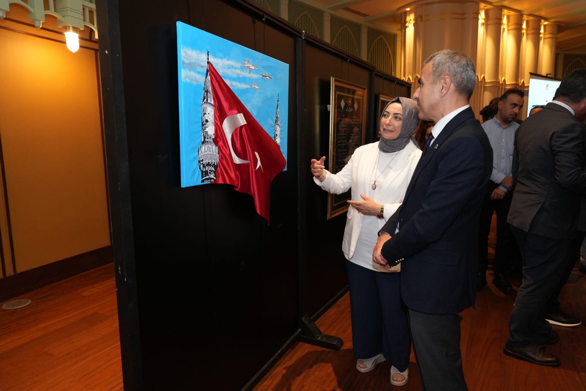 Kaymakamımız,Taksim Camii konferans salonunda Kaymakamlığımız tarafından hazırlanan 15 Temmuz Demokrasi ve  Milli Birlik Günü için düzenlenen söyleşi ve “Zaferin Adı Türkiye” resim sergisine katıldı. Türkiye Yazarlar Birliği İstanbul Şube Başkanı ve Milli Eğitim Bakanlığı Bakan