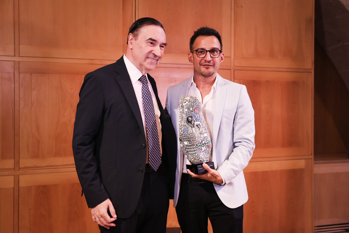 alhambracultura's tweet image. 💚Esta mañana, @alhambracultura ha acogido la entrega de los Premios Granada a la Cultura Europea del periódico @elespanolcom
El director de cine, Alejandro Amenábar y Sheila Loewe, @LoeweOfficial, han recibido sus galardones por su gran aportación cultural.
¡Enhorabuena!