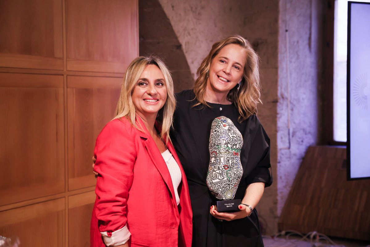 alhambracultura's tweet image. 💚Esta mañana, @alhambracultura ha acogido la entrega de los Premios Granada a la Cultura Europea del periódico @elespanolcom
El director de cine, Alejandro Amenábar y Sheila Loewe, @LoeweOfficial, han recibido sus galardones por su gran aportación cultural.
¡Enhorabuena!