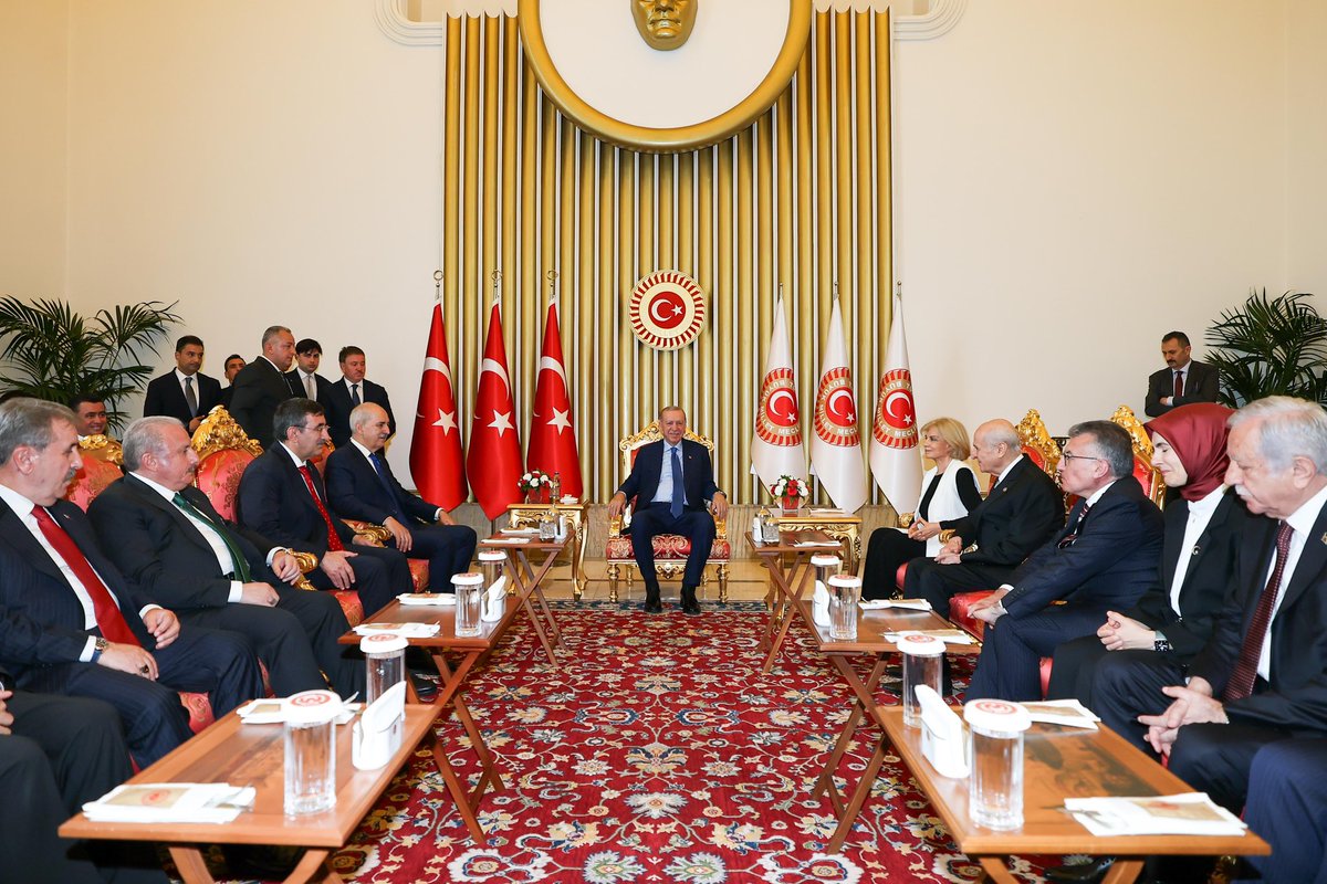 Cumhurbaşkanı Tayyip Erdoğan TBMM'de düzenlenen 15 Temmuz Demokrasi ve Milli Birlik Günü Anma Programı'nın ardından eski Başbakan Tansu Çiller, MHP lideri Devlet Bahçeli, BBP Genel Başkanı Mustafa Destici ile bir araya geldi.