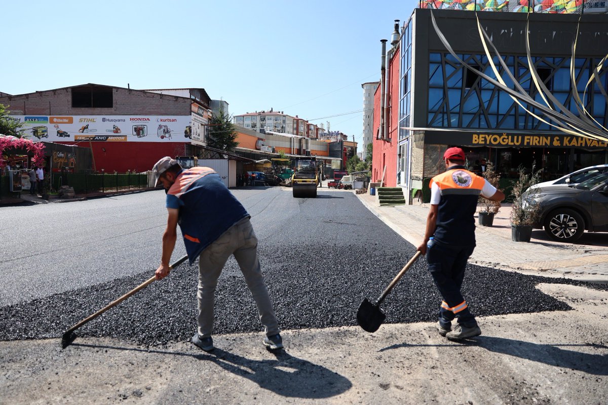 Başkanımız Dr. Adem Uzun, Eski Garajlar Sokak ile Kemal İbni Hümam Caddesi’ni birbirine bağlayacak olan Kule Evler Sokak’ta devam eden asfalt çalışmalarını yerinde inceledi.

Şehir içi trafiğini rahatlatmak ve bölgede yaşanan araç yoğunluğunu azaltmak amacıyla alternatif