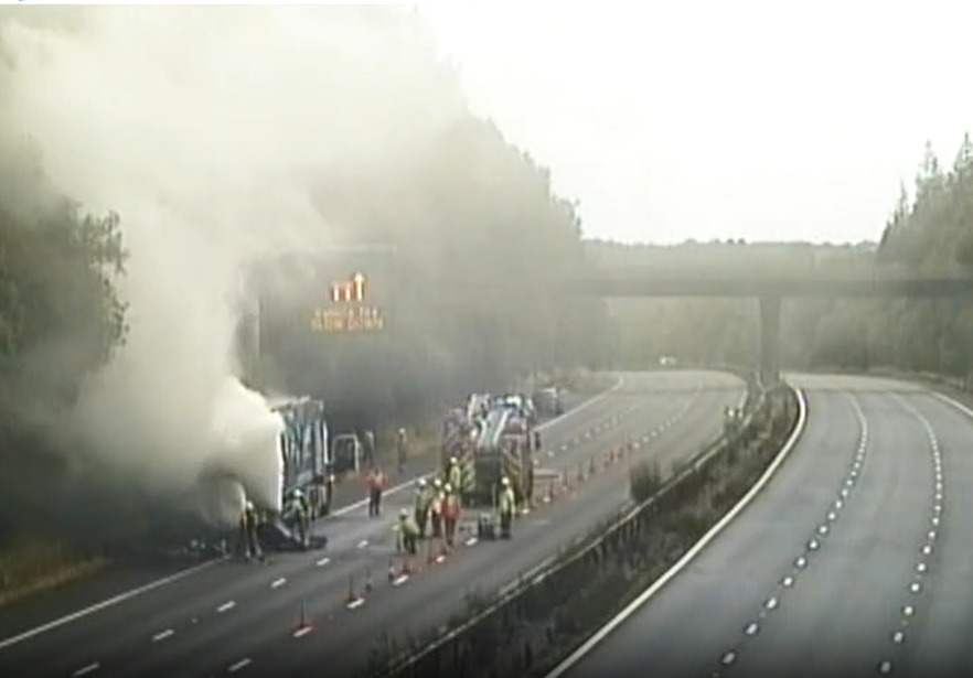 GHRBerksHants's tweet image. The M4 is currently closed n both directions in #Berkshire between J12 #Reading and J13 #Newbury.
Fire crews remain on the scene tackling a significant fire.
The blaze has been particularly difficult to control due to the lorry carrying batteries.