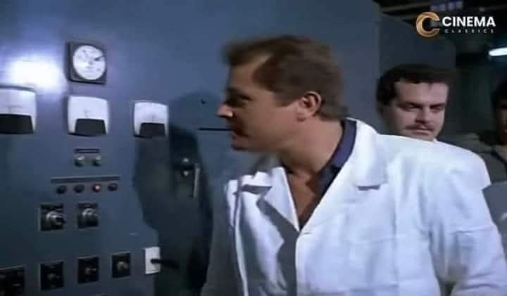 لما تبص على عداد الكهرباء الكارت كل يوم وأنت نازل وانت طالع 🤣🤣🤣