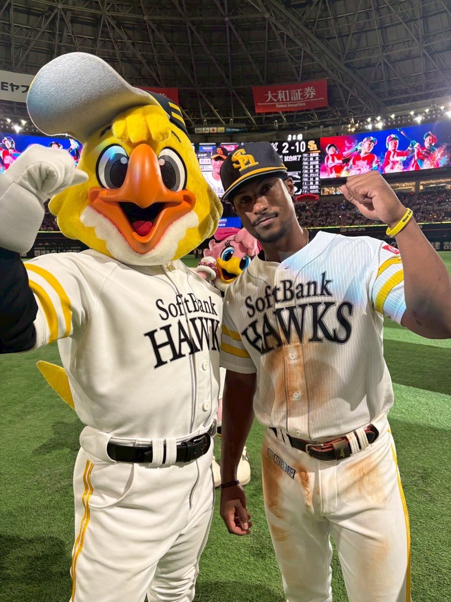 hawksHarry's tweet image. たかほー☆2連勝!!
今日は初ホームランが2本も⚾️
山本選手、ダウンズ選手おめでとう!
海野選手は、ハッピーバースデー🎂
明日も勝ってカード勝ち越すぞ♪♪
オールスター前、ドームでの試合はラスト!
いっぱい盛り上がって行きましょう👊🏻
今日も熱い応援ありがとうございました!
#sbhawks