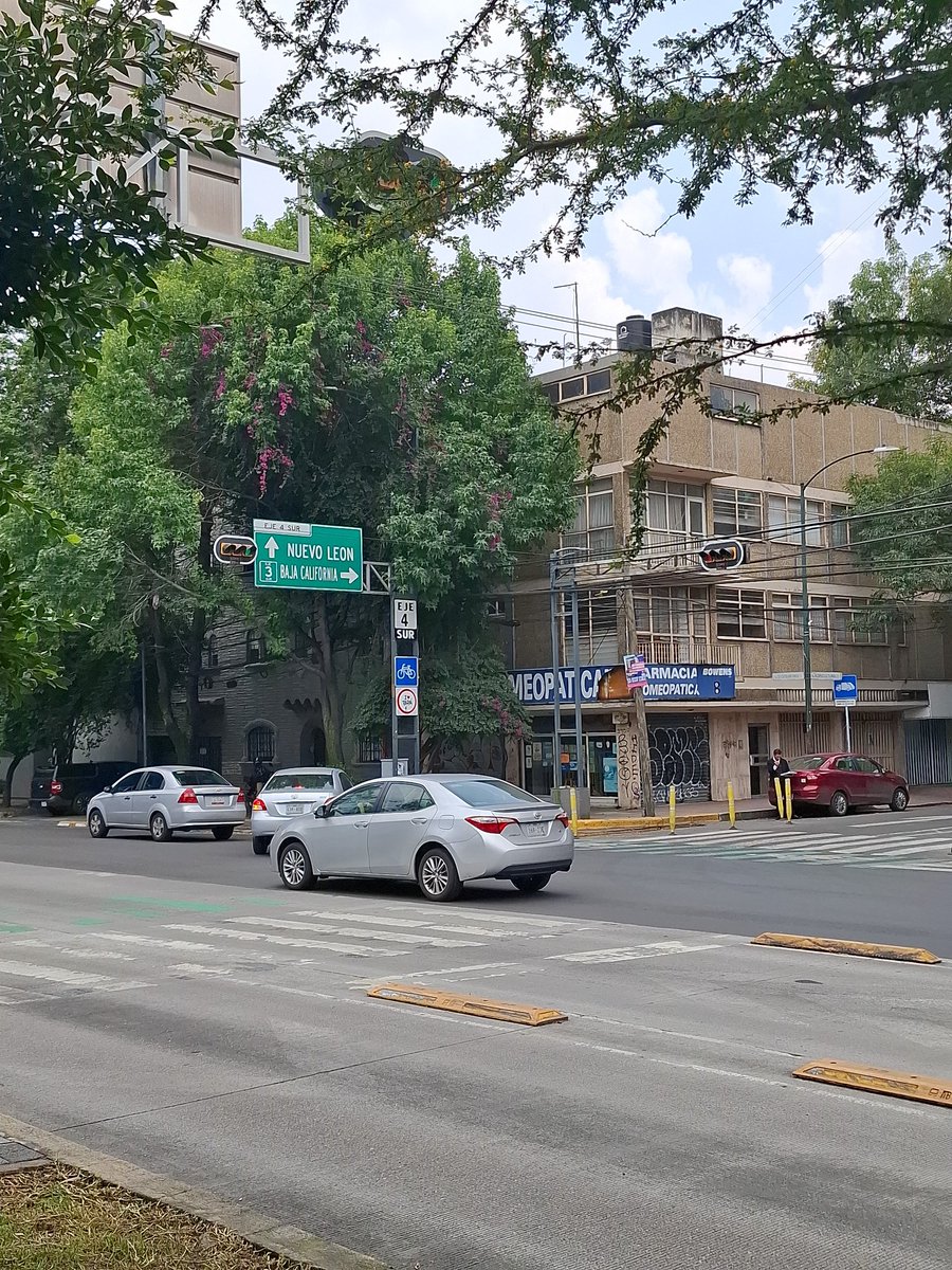 Hey_Summers's tweet photo. @locatel_mx pueden apoyar para revisar los semáforos del cruce de agricultura y Benjamin Franklin en Escandón, no cambian de color. https://t.co/ZMCoueh531