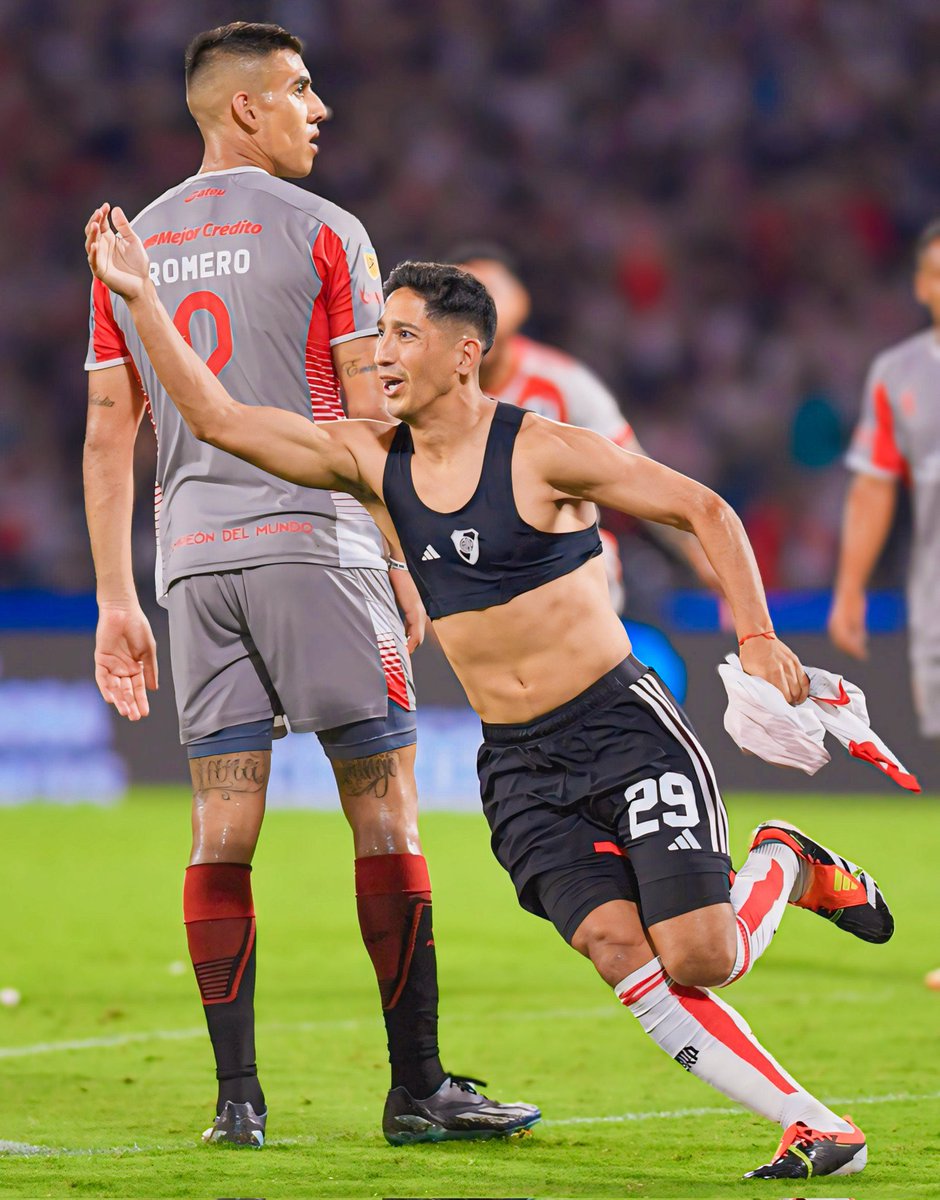 Nos dio su pico máximo de rendimiento, el último título de River y un gran partido contra Vélez recién llegado cuando varios levantaron las piernitas. Cualquier otro que no es tenido en cuenta prefiere cumplir su contrato para seguir robando, honor a Rodri Aliendro.