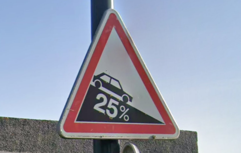 🇫🇷 #TDF2025, Stage 11 (156.8 km)

Last ascent ⛰️ Cote de Pech David in Toulouse. Traffic sign warns vehicles of a steep descent at 'summit' of uphill.