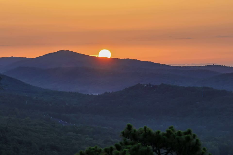 Some stunning photos of the Sunday sunrise from King's Chair captured and shared by David Graves! He also snapped a picture of the moon before sunrise. Thanks for always sharing your awesome photos, David!