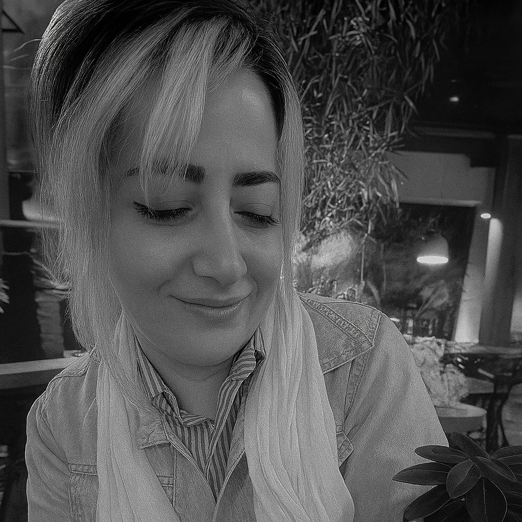justlikeusiran's tweet image. لیلا جعفرزاده برای پیگیری اداری کارهای همسرش که زندانی است، به اوین رفته بود که حمله موشکی اسراییل رخ داد.
او عضوی از خانواده بود که در بدترین لحظه در جای اشتباهی گرفتار شده بود، درون مجتمع زندان که قرار نیست غیرنظامیان هدف آن باشند.
همسری فداکار و مادر کودکی یک ساله، ما نام او…