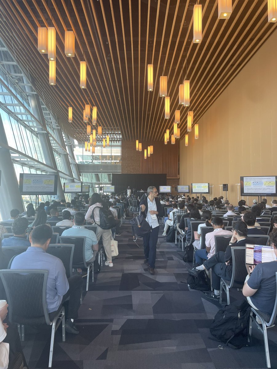 mayabechlerspei's tweet image. So many ppl came to hear the expo on Graph Foundation Models at #ICML2025 by @michael_galkin @phanein .
This makes me so happy! 🥹
As a contrast to the paper we will present on Thursday, we really should make sure Graph Learning WILL NOT lose relevance😉