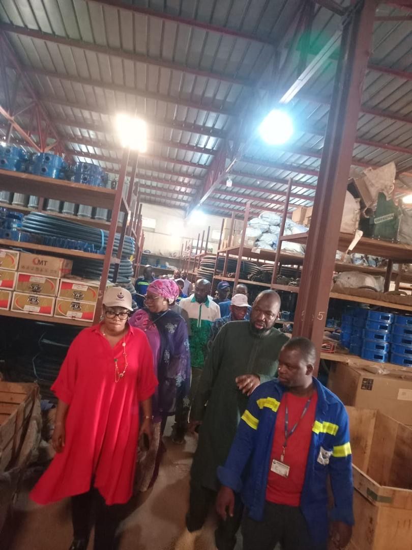 SOMAGEPSA's tweet image. Après Kati, la Directrice Générale Mme BOCOUM Fatoumata SIRAGATA TRAORE a visité les magasins du camp des gardes à Darsalam et ceux de Djicoroni-Para. Ces moments de contact avec les travailleurs…facebook.com/share/p/1AEbc4…