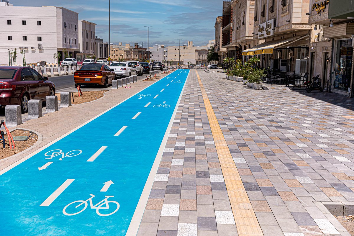 MED_Projects's tweet image. الأعمال النهائية من أنسنة طريق أسيد بن كعب بحي البدراني في #المدينة_المنورة، والذي يمتد من الدائري الثاني حتى مدارس الحياة، ضمن المرحلة الأولى
طريق جديد يعكس توجّه المدينة نحو بيئة صديقة للإنسان، بمسارات للدراجات، وممرات مشاة، ومرافق تدعم جودة الحياة