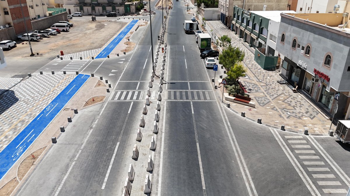 MED_Projects's tweet image. الأعمال النهائية من أنسنة طريق أسيد بن كعب بحي البدراني في #المدينة_المنورة، والذي يمتد من الدائري الثاني حتى مدارس الحياة، ضمن المرحلة الأولى
طريق جديد يعكس توجّه المدينة نحو بيئة صديقة للإنسان، بمسارات للدراجات، وممرات مشاة، ومرافق تدعم جودة الحياة