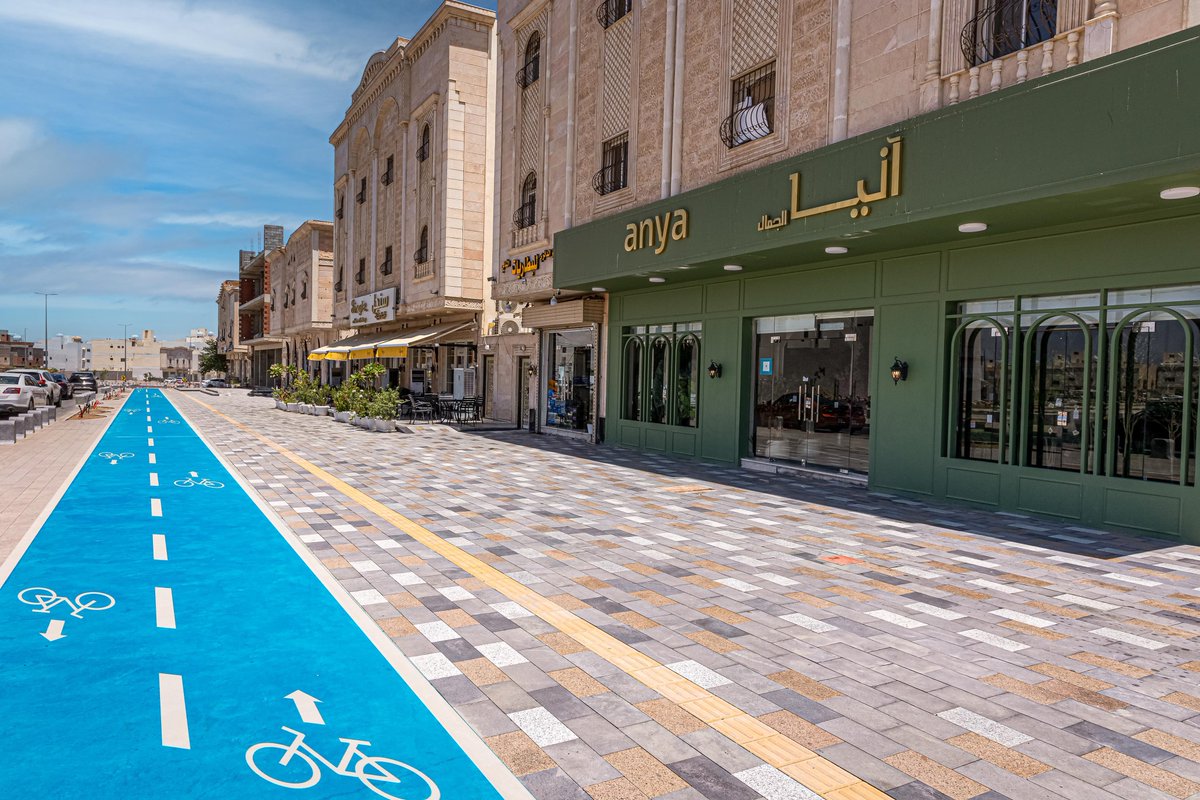 MED_Projects's tweet image. الأعمال النهائية من أنسنة طريق أسيد بن كعب بحي البدراني في #المدينة_المنورة، والذي يمتد من الدائري الثاني حتى مدارس الحياة، ضمن المرحلة الأولى
طريق جديد يعكس توجّه المدينة نحو بيئة صديقة للإنسان، بمسارات للدراجات، وممرات مشاة، ومرافق تدعم جودة الحياة