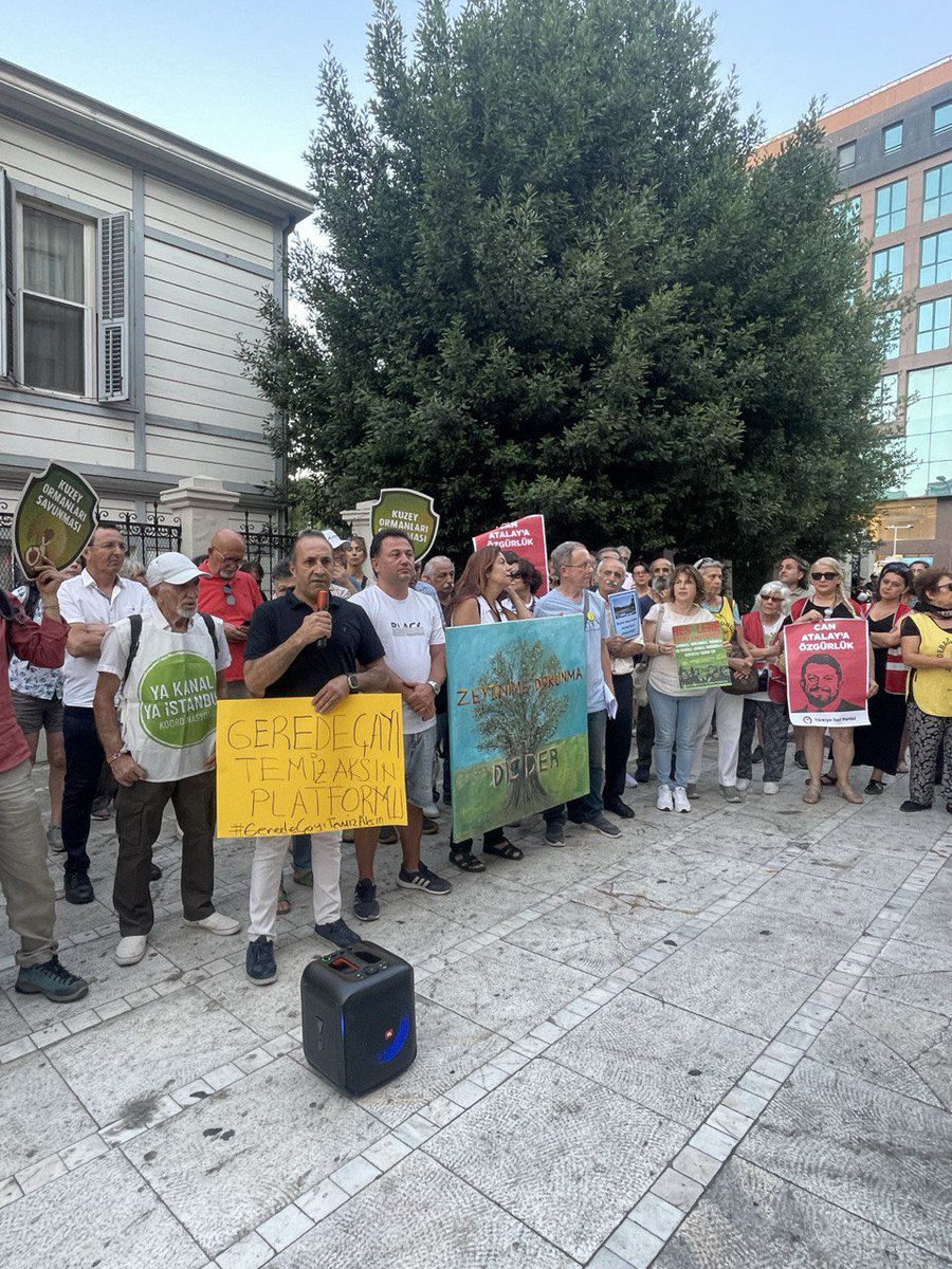 İstanbul’da yaşam savunucuları TBMM’de görüşülecek olan maden yasasına karşı bir arada.

#ToprağımızıVermiyoruz