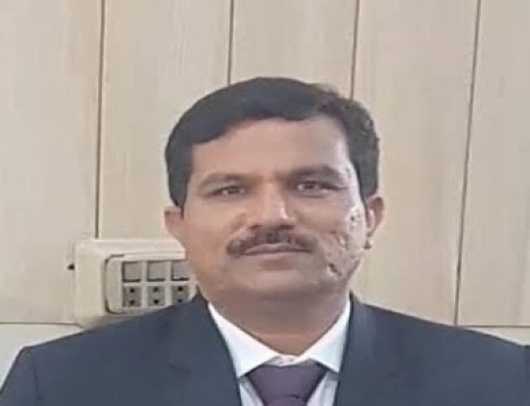 <a href="/ImranKhanPTI/">Imran Khan</a> جیل سپرنٹنڈنٹ انجم. یہ شخص سب کر رہا ہے