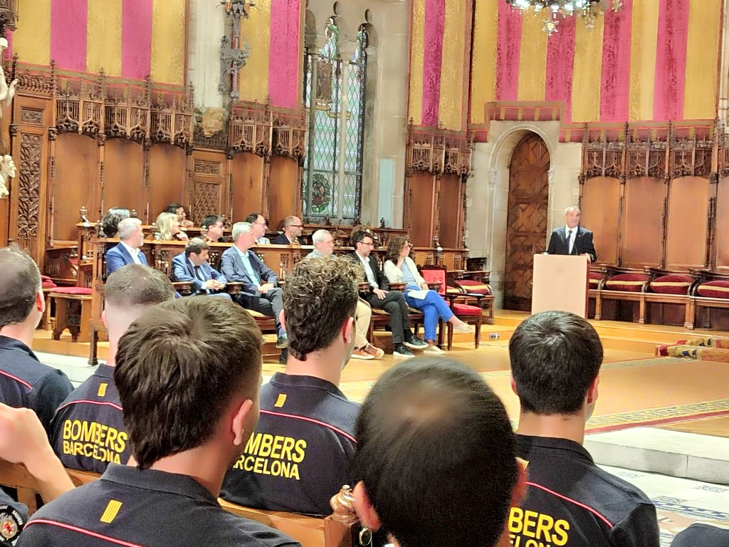 ➡️Acte de benvinguda de 60 nous bombers i bomberes de Barcelona al Saló de Cent #AjuntamentBCN
192 anys de servei a la ciutat.
+23000 serveis l'any 2024.
#servidorspúblics #BombersBCN