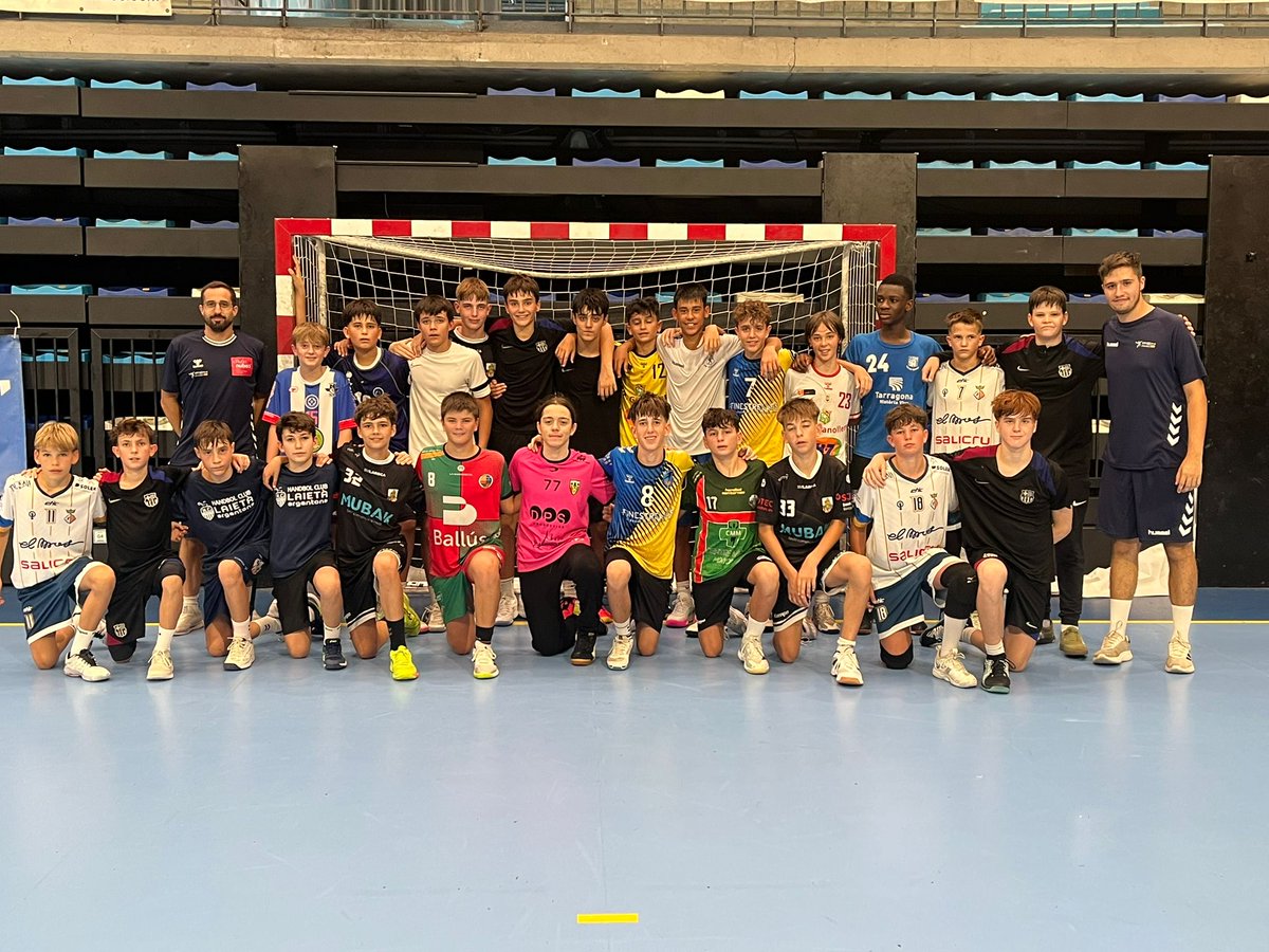 FedCatHandbol's tweet image. Continuen els entrenaments de les Seleccions Catalanes de cara a la preparació del CESA 2026.

Aquest divendres 4 de les 6 seleccions que competiran al CESA 2026 van realitzar la segona sessió preparatòria de pretemporada al Palau d’Esports de Granollers.

Una sessió que no va…