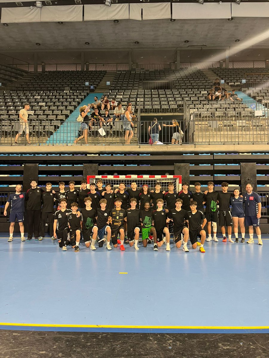 FedCatHandbol's tweet image. Continuen els entrenaments de les Seleccions Catalanes de cara a la preparació del CESA 2026.

Aquest divendres 4 de les 6 seleccions que competiran al CESA 2026 van realitzar la segona sessió preparatòria de pretemporada al Palau d’Esports de Granollers.

Una sessió que no va…