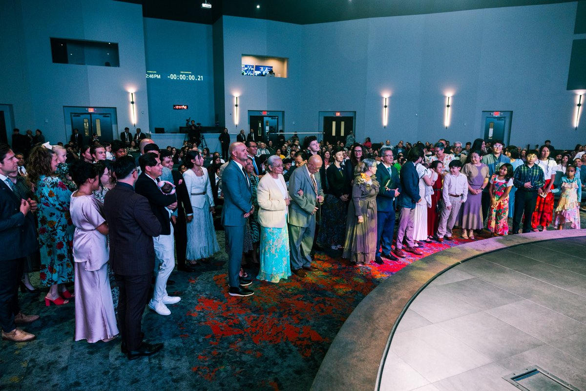 Este domingo pasado, tuve el privilegio de dirigir la ceremonia de dedicación de mi nieto Román Roy. Fue algo muy especial ya que tuvimos a toda la familia y amigos.  Fue hermoso hacer la oración de dedicación con muchos amigos pastores. Que privilegio!! Fue algo muy especial!!