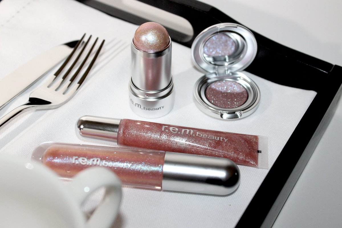 rembeauty's tweet image. serving up fembot glam 🍽️👽
shop the full fembot capsule collection at rembeauty.com or online at one of our retailers below:
🇺🇸 ulta.com + @ultabeauty app
🇪🇺 @sephora EU.com + app
🇬🇧 @bootsuk + @sephorauk .com