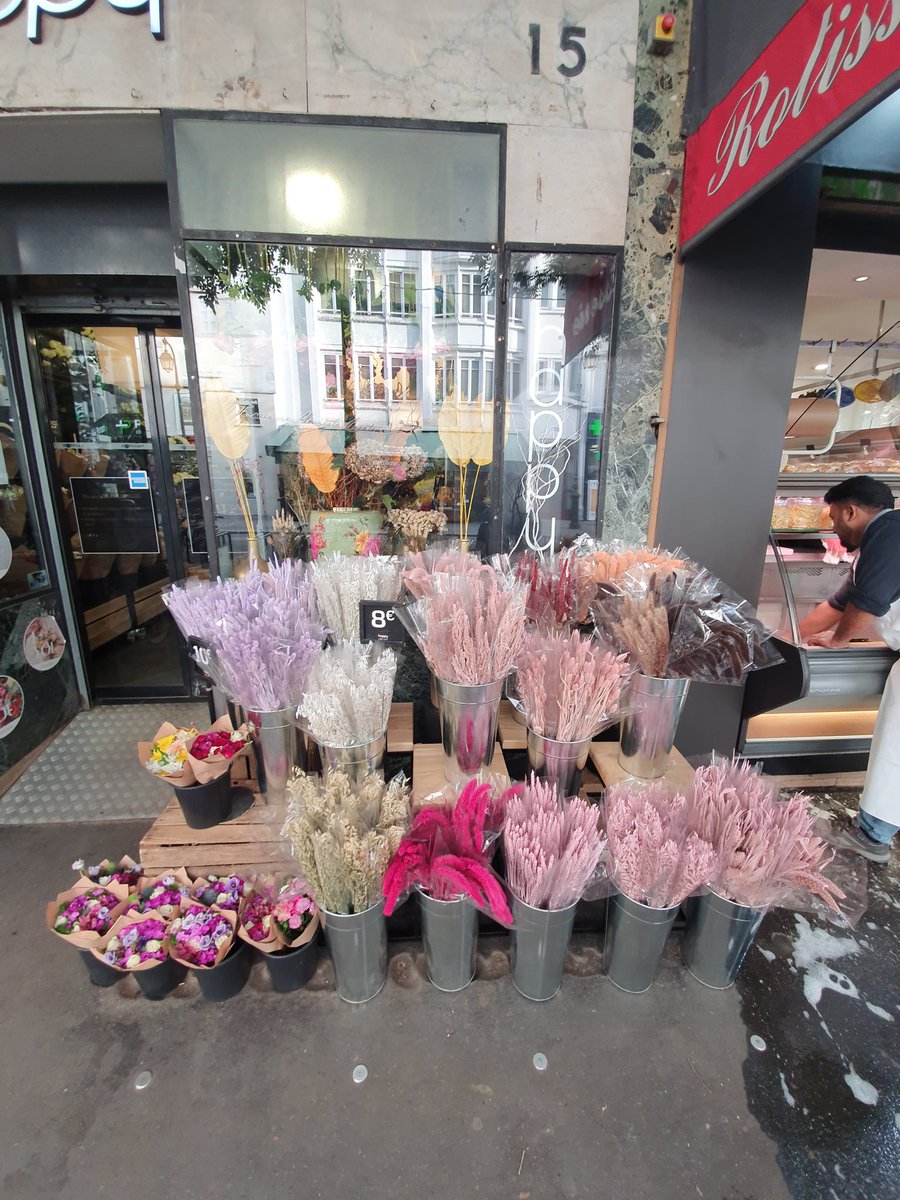 Australian oats are missing out on a lucrative European market! Spotted on the streets of Paris #oatconvert <a href="/AllanRattey/">Allan Rattey</a> <a href="/GrainIndustryWA/">GIWA</a>