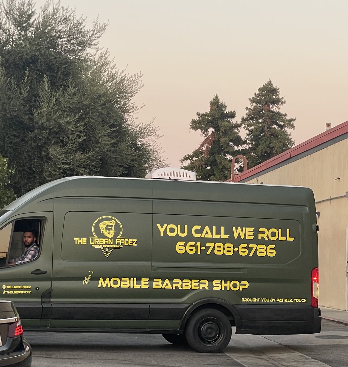 ਆਪਣਾ ਮੁੰਡਾ with a unique business this Sunday. While I took a pic,he got out &amp; greeted me politely (customer care) with ਭੈਣੇ ਆਜੋ ਅੰਦਰੋਂ ਦਿਖਾਵਾ| 

A job well done inside the mobile barbershop.

If you are in the 661 area code, give the young man a chance. 

Good luck ਨਿੱਕੇ ਵੀਰ ।