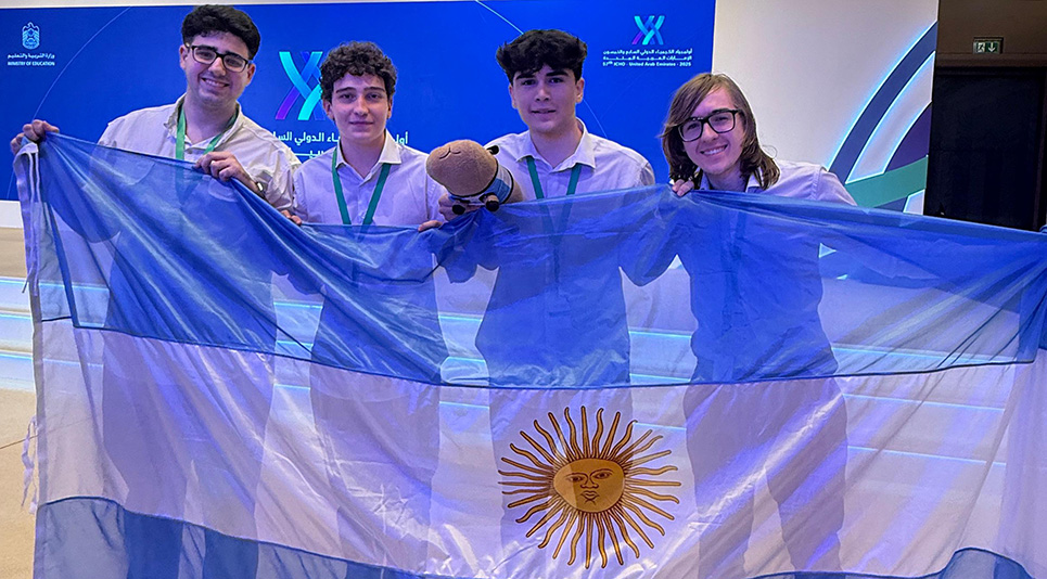 👏“Este viaje fue posible gracias al trabajo incansable de todo un equipo y el apoyo incondicional de la Universidad Pública que siempre nos salva y sigue apostando por estos chicos”, agradece Soledad Antonel, una de las docentes que preparó al equipo que se llevó 4 medallas de