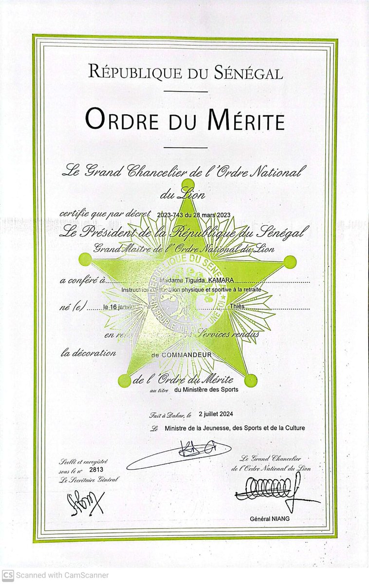 Ma mère est Commandeur de l'Ordre du Mérite... le papier vient d'arriver.
Moi : Mère yaw sa décoration bi andoul ak dara 
Elle : grawoul, j'ai servi la nation avec rigueur, compétence et amour et la nation m'a remercié et honorée.
Moi : avec du papier seulement (je la taquine)
