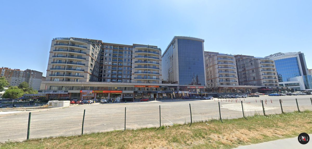 SehrinDonusumu's tweet image. AVM ➡️ Rezidans - #ŞehrinDönüşümü
📍 Beylikdüzü, E-5 Yan yol
Beylikdüzü’nde bulunan alışveriş merkezi 2018 yılında yıkılarak İstanbul’un bir diğer yerel bitki örtüsü rezidansa dönüştürüldü.