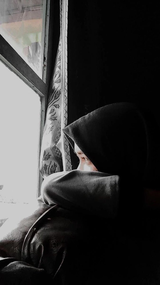 Biriyle küsmüştük, ben haklıydım.
O, öldü haklılığım bana yük oldu ...

مساء الخير '🥀