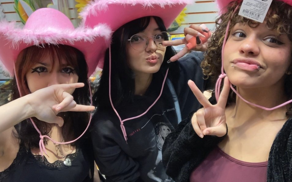 catsylog's tweet image. esqueci de postar o dia que viramos a ny mo cy we twice uh fanfare hands in the air uuu