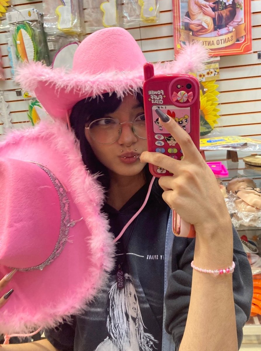 catsylog's tweet image. esqueci de postar o dia que viramos a ny mo cy we twice uh fanfare hands in the air uuu