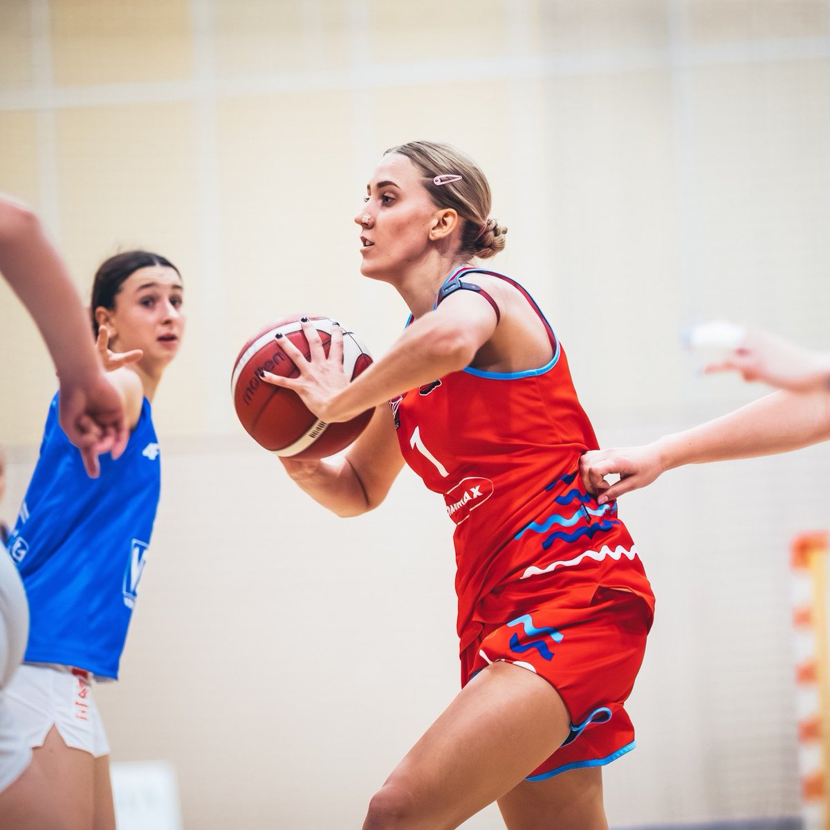 ORLEN Basket Liga Kobiet (@blkpl) on Twitter photo 18-letnia Aleksandra Gołas zadebiutuje na parkietach <a href="/BLKpl/">ORLEN Basket Liga Kobiet</a> 👌
W minionym sezonie I ligi skrzydłowa zagrała w 11 meczach zdobywając w nich 20 punktów 🏀
Powodzenia, Olu! 😊
Fot. Bartek Ziółkowski
<a href="/GrupaORLEN/">ORLEN</a> <a href="/BankPekaoSA/">Bank Pekao S.A.</a> 18-letnia Aleksandra Gołas zadebiutuje na parkietach <a href="/BLKpl/">ORLEN Basket Liga Kobiet</a> 👌
W minionym sezonie I ligi skrzydłowa zagrała w 11 meczach zdobywając w nich 20 punktów 🏀
Powodzenia, Olu! 😊
Fot. Bartek Ziółkowski
<a href="/GrupaORLEN/">ORLEN</a> <a href="/BankPekaoSA/">Bank Pekao S.A.</a>