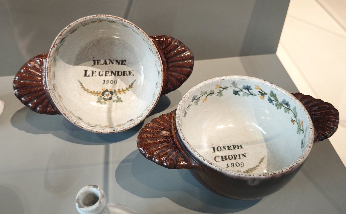 J'étais persuadé que les bols bretons à oreilles étaient une invention récente pour alimenter les magasins de souvenirs.
Or il existe en Bretagne des bols personnalisés depuis au moins le Premier Empire !
Spécimens vus au Musée de Bretagne à Rennes.