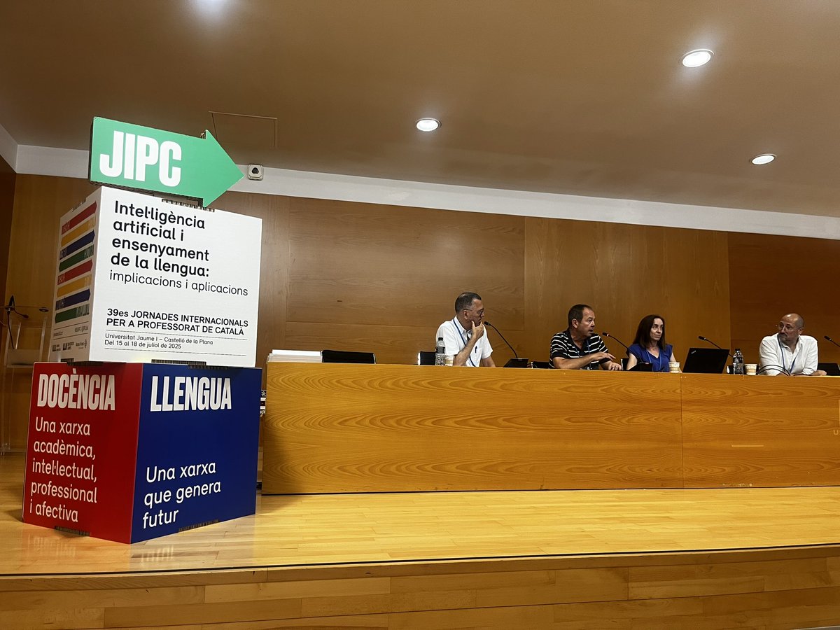 Som a Castelló amb els professors de català de les universitats d’arreu del món, a la seva trobada anual, que organitza el Llull.
I nosaltres tan (i tan) contents, perquè per les seves mans passen els futurs traductors de literatura catalana.