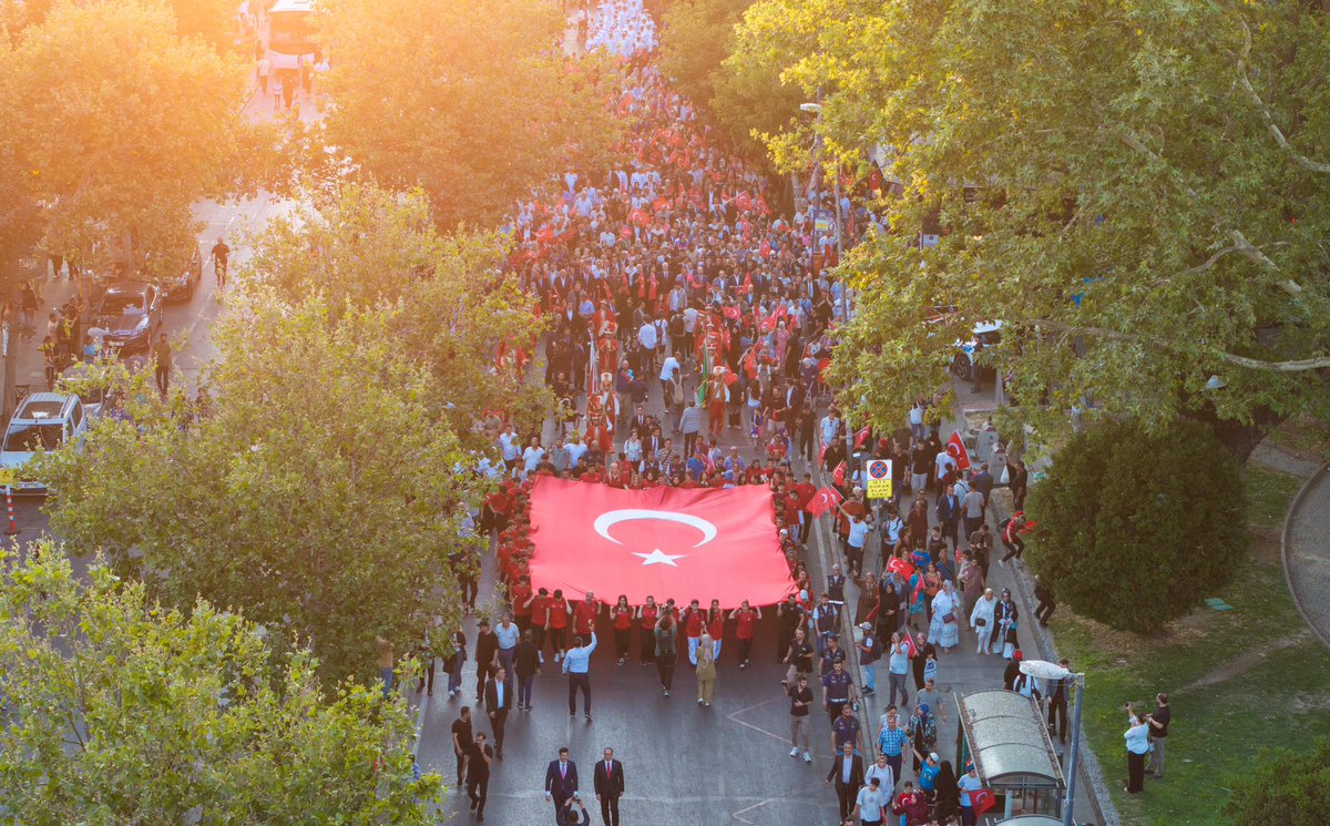 Kahraman 15 Temmuz şehitlerimizin anısına, 7’den 70’e bütün İstanbul, şanlı Türk bayrağımızla yürüdü.🇹🇷

Valimiz Davut Gül ve eşi Gülden Gül Hanımefendi, protokol mensupları, şehitlerimizin aileleri, gazilerimiz ve çok sayıda vatandaşımız, 15 Temmuz Destanı’nın 9. yıl dönümünde
