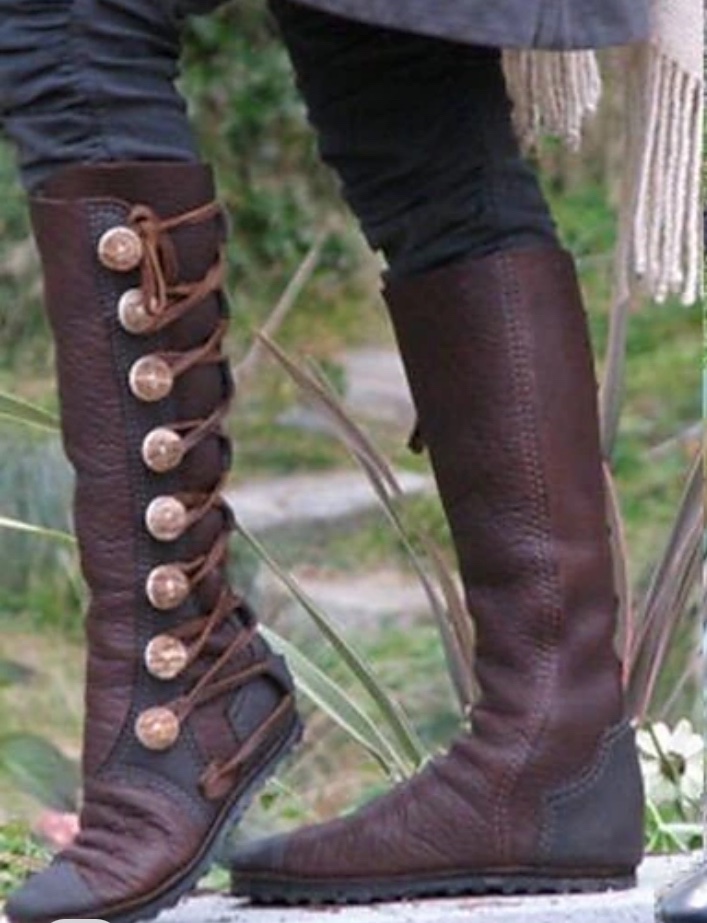 KKMmamaof8's tweet image. Tuesday Shoe day is here and I couldn’t show off my amazing shoes I was wearing when we met at the harbor on Friday night. Was were you wearing on your feet? Here are mine!