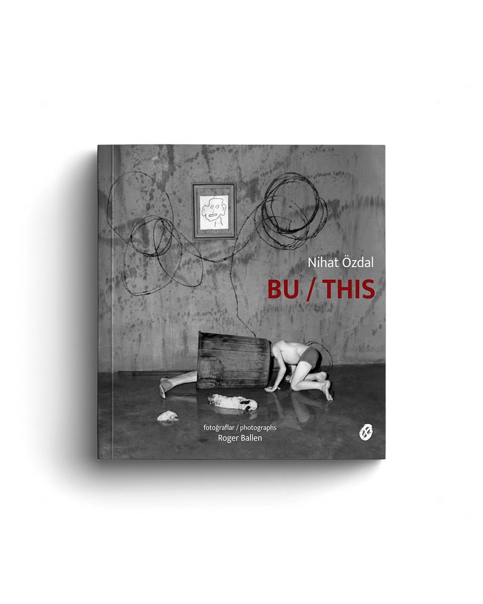 “BU”
Nihat Özdal’ın şiirleri, Roger Ballen’in fotoğraflarıyla…

Ballen’in kadrajları ve Özdal’ın şiirleri bir araya geldiğinde, ortaya geleneksel bir şiir kitabı ya da
fotoğraf albümünden çok, dilin ve imgenin sınırlarında dolaşan bir düşünsel nesne çıkıyor.