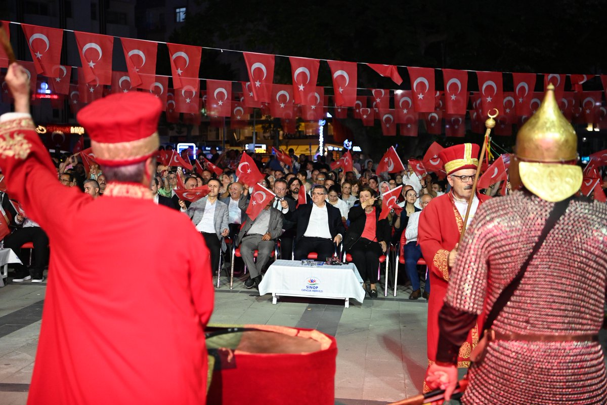 🇹🇷Bayrağına, vatanına, istiklaline aşık bir milleti asla yenemezsiniz.

🇹🇷15 Temmuz Demokrasi ve Milli Birlik Günü Programı #Mehteran eşliğinde coşkulu bir şekilde başladı.

📍Uğur Mumcu Meydanı

#ZaferinAdıTürkiye🇹🇷 
#15Temmuz🇹🇷
#SinopTekYürek🇹🇷