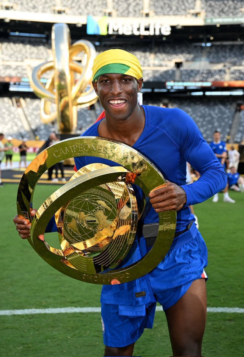 DeadlineDayLive's tweet image. 🚨 Manchester United are monitoring the situation of Nicolas Jackson as he weighs up his future at Chelsea. 🔴👀

(Source: @hirstclass)