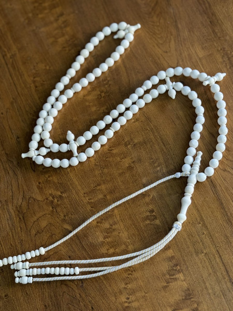 Le Wird Maxuus

Il convient, tout d’abord, de savoir que le wird est un ensemble de litanies (dhikr) que le mouride récite à des moments précis, avec l’autorisation de son maître spirituel.

Le Wird Maxuus désigne ainsi les invocations que Cheikh Ahmadou Bamba a reçues de Dieu