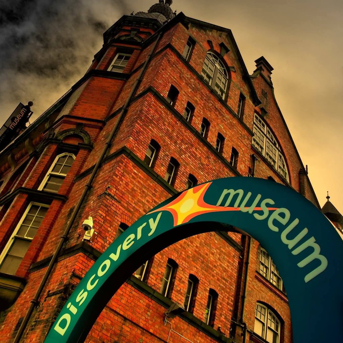 the_Crack's tweet image. This Friday it's 'Discovery Nights Unplugged' @Discovery_Mus (18+) 6pm-9pm. Use local sea glass to make a mandala/upcycle/embroidery/mini meditation/sketching/archives/bite-size pub quiz with comedian Si Beckwith/traditional games. + music & bar! 🍸Book👉 northeastmuseums.org.uk/discoverymuseu…