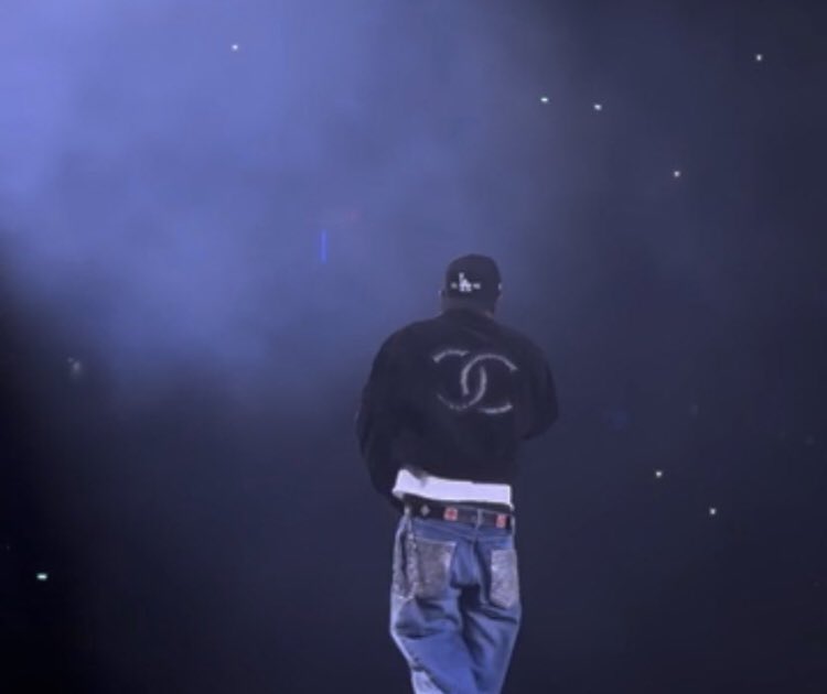 GNXTour's tweet image. Kendrick Lamar is wearing a new outfit today!
Instead of the normal camo jacket, he’s wearing Chanel