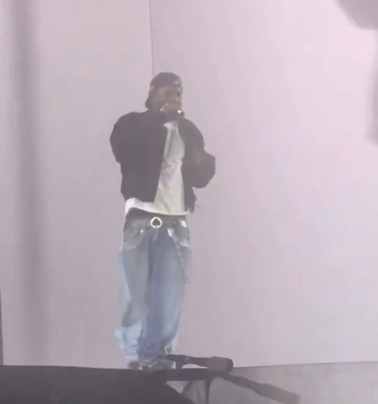 GNXTour's tweet image. Kendrick Lamar is wearing a new outfit today!
Instead of the normal camo jacket, he’s wearing Chanel
